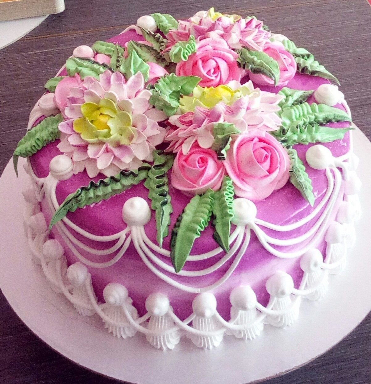 Торт на юбилей женщине без. Красивые торты. Кремовое украшение торта. Торт кремовый. Торт на день рождения женщине.