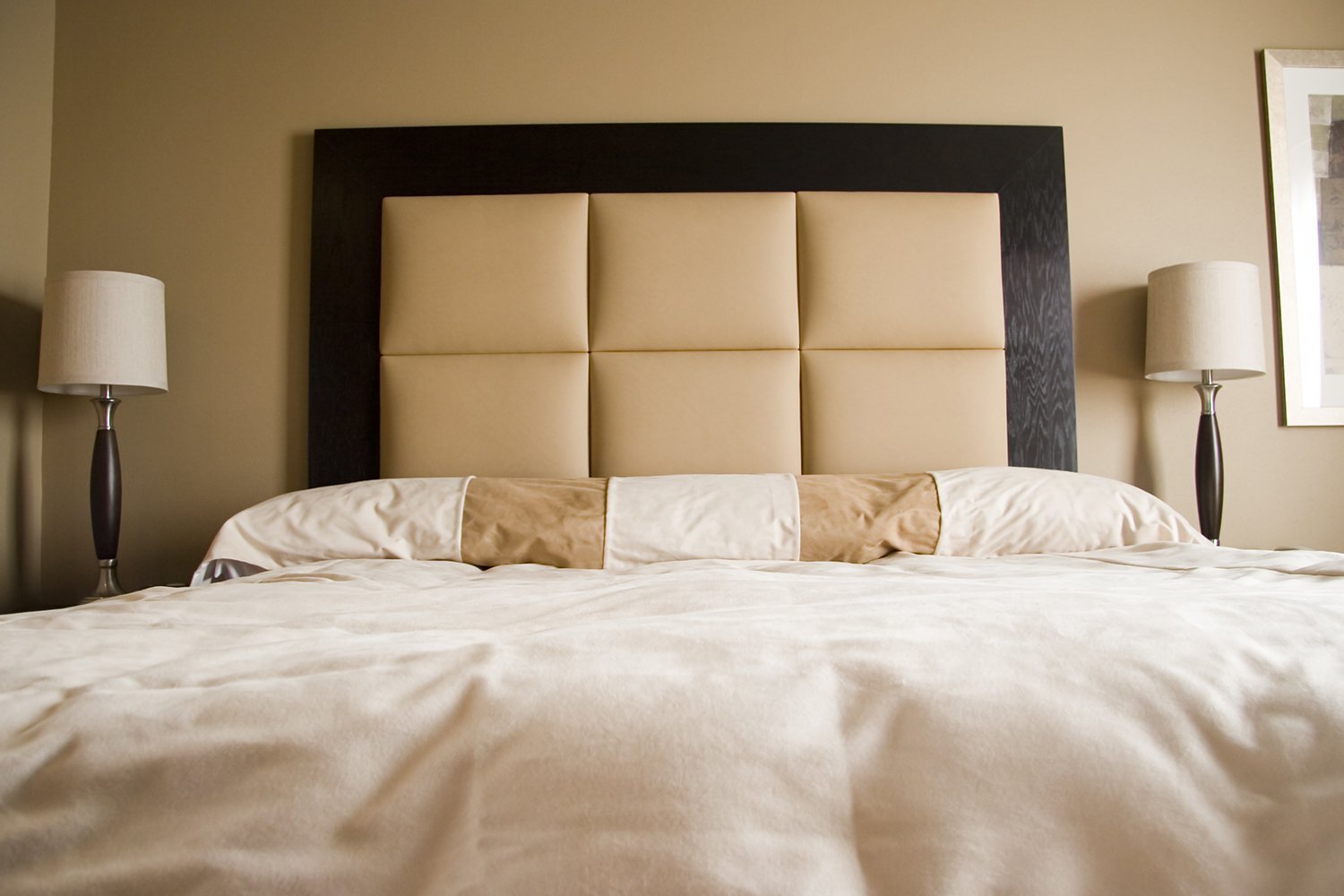 Бывают ли кровати. Кровать с красивым изголовьем. Кровать в интерьере. Кровать в интерьере спальни. Кровать с мягким изголовьем.