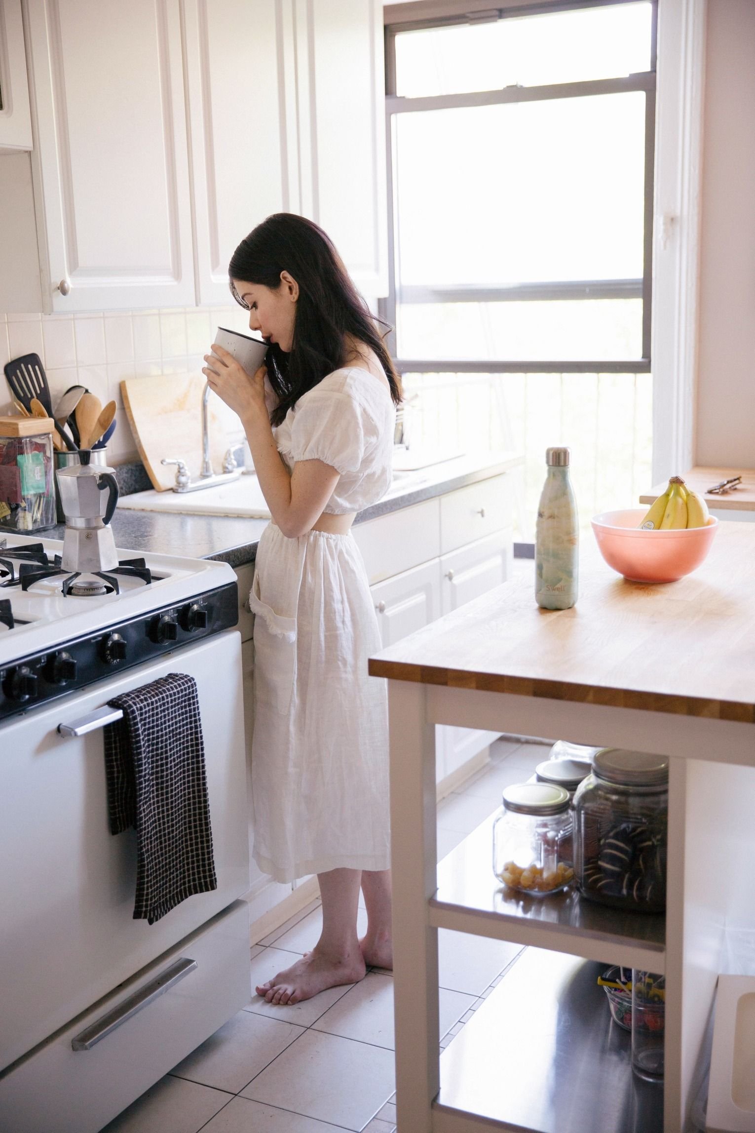 Дом без женщины. Женщина на кухне. Девушки утром на кухне. Фотосессия на кухне девушка. Красивая женщина на кухне.