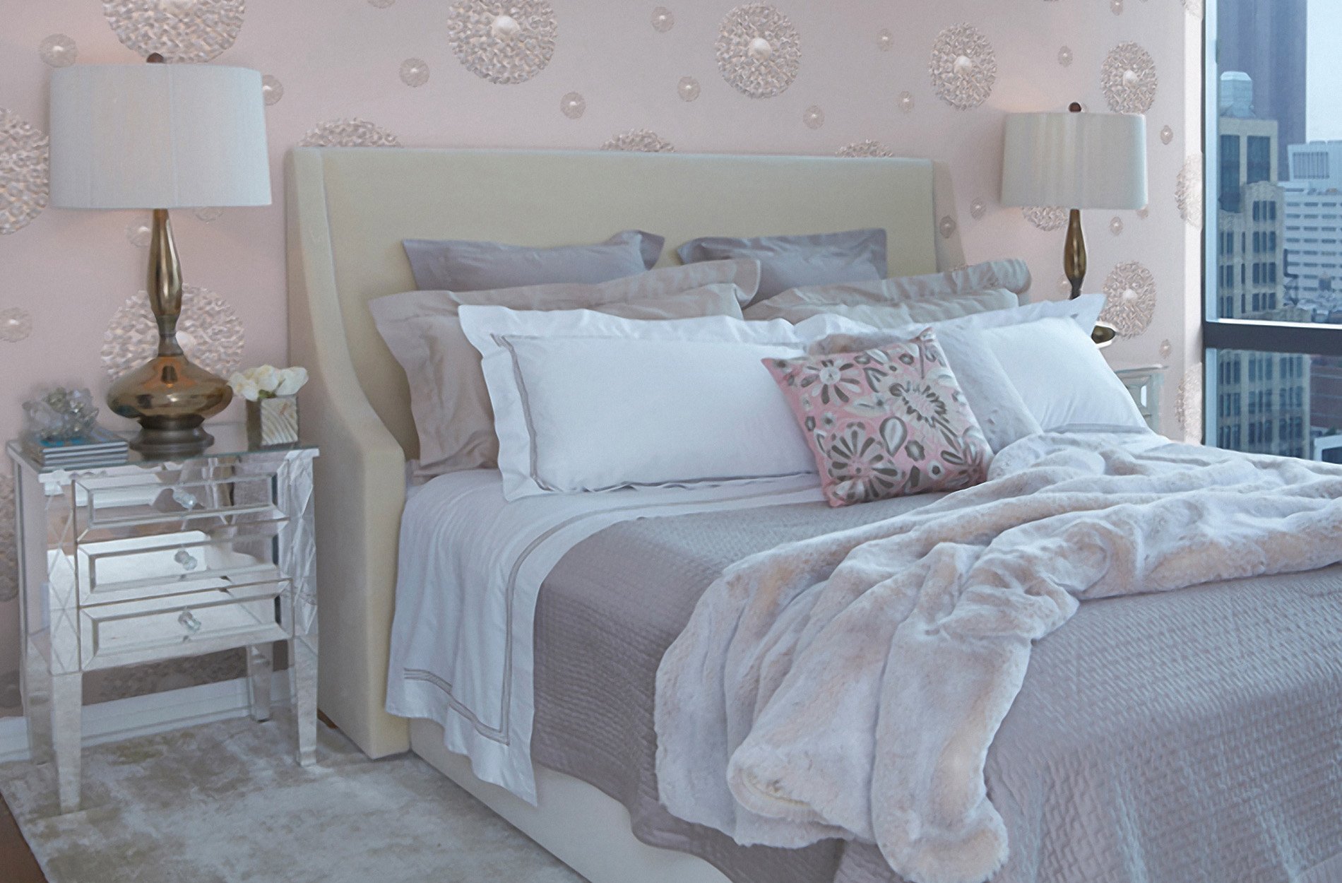 Как убрать постель. Красиво заправленная кровать. Заправленная кровать с подушками. Спальня в романтическом стиле. Красиво заправленная кровать с подушками.