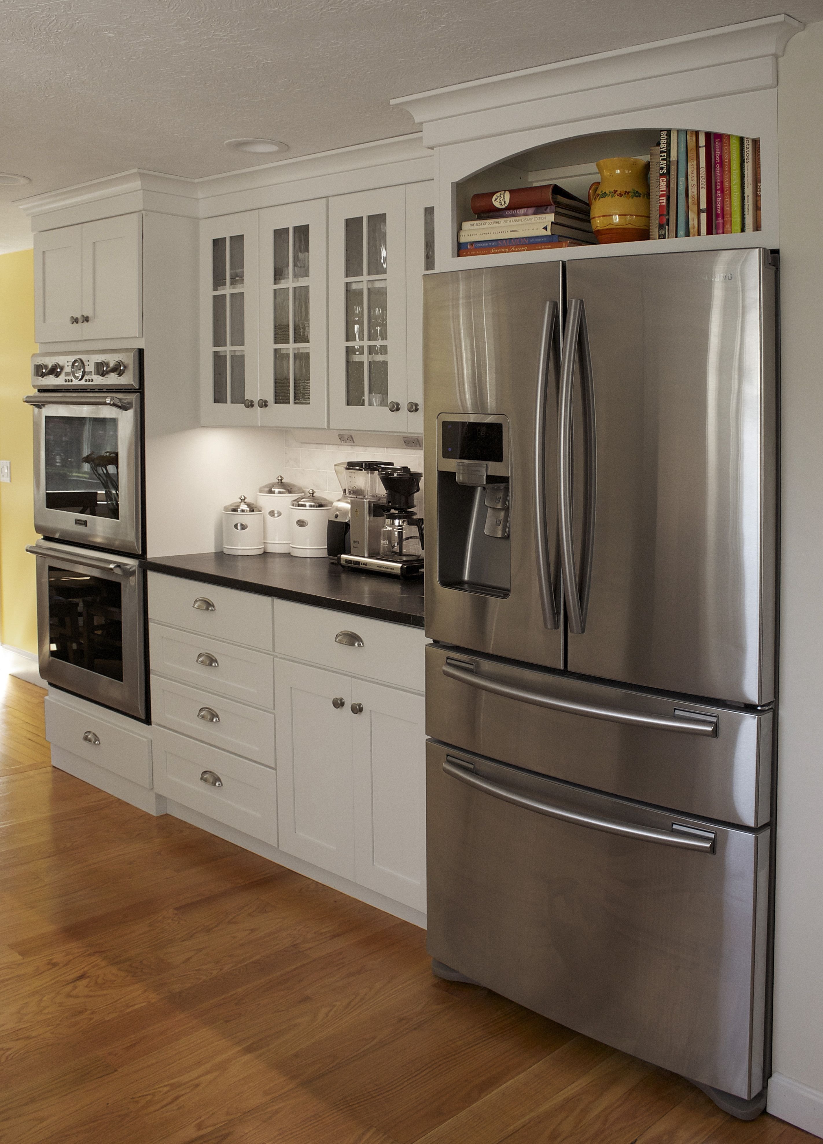 Дизайн кухни встроенной техникой. Холодильник на кухне. Холодильник в интерьере кухни. Кухня с большим холодильником. Кухня с отдельностоящим холодильником.