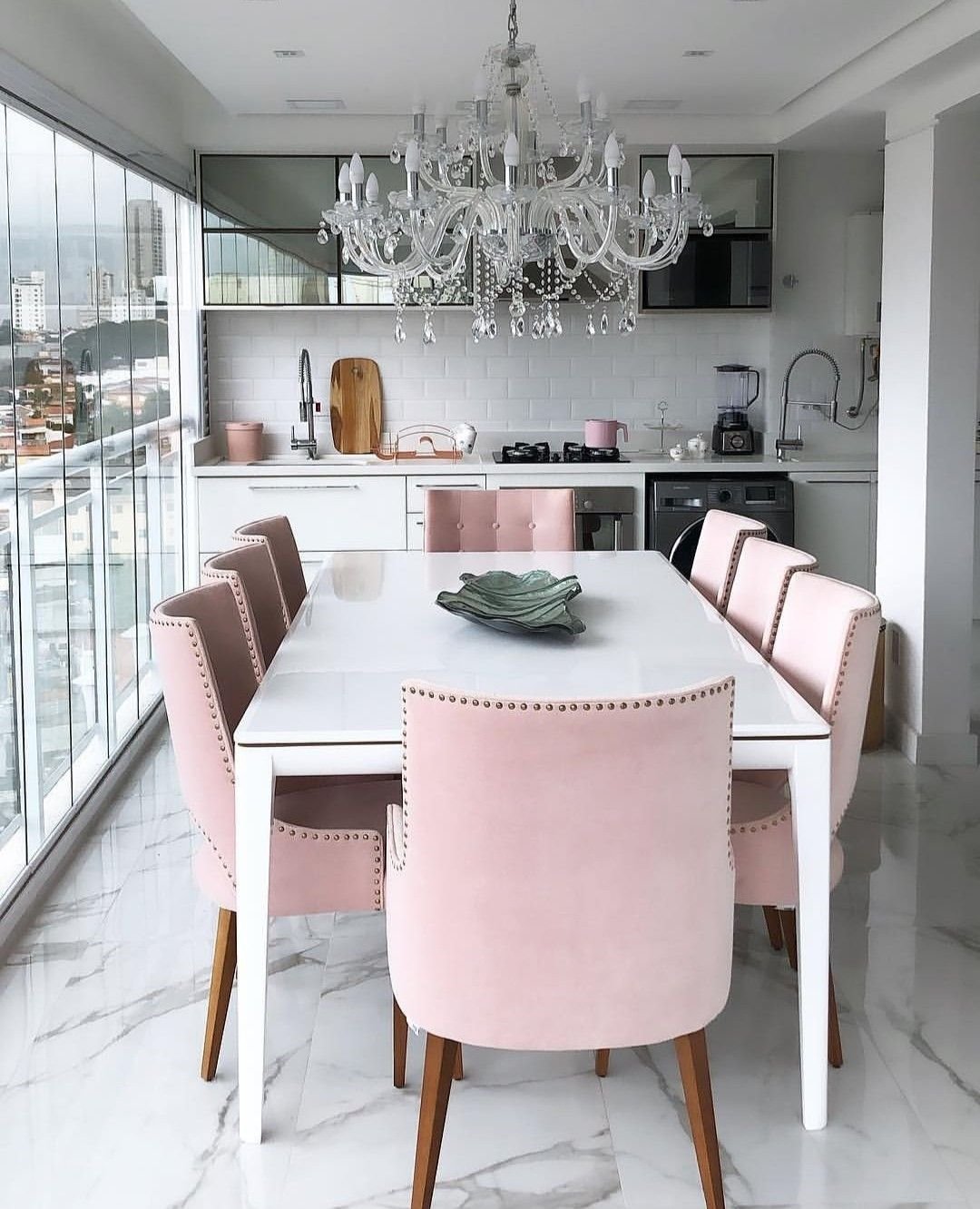 серо розовый интерьер гостиной кухни