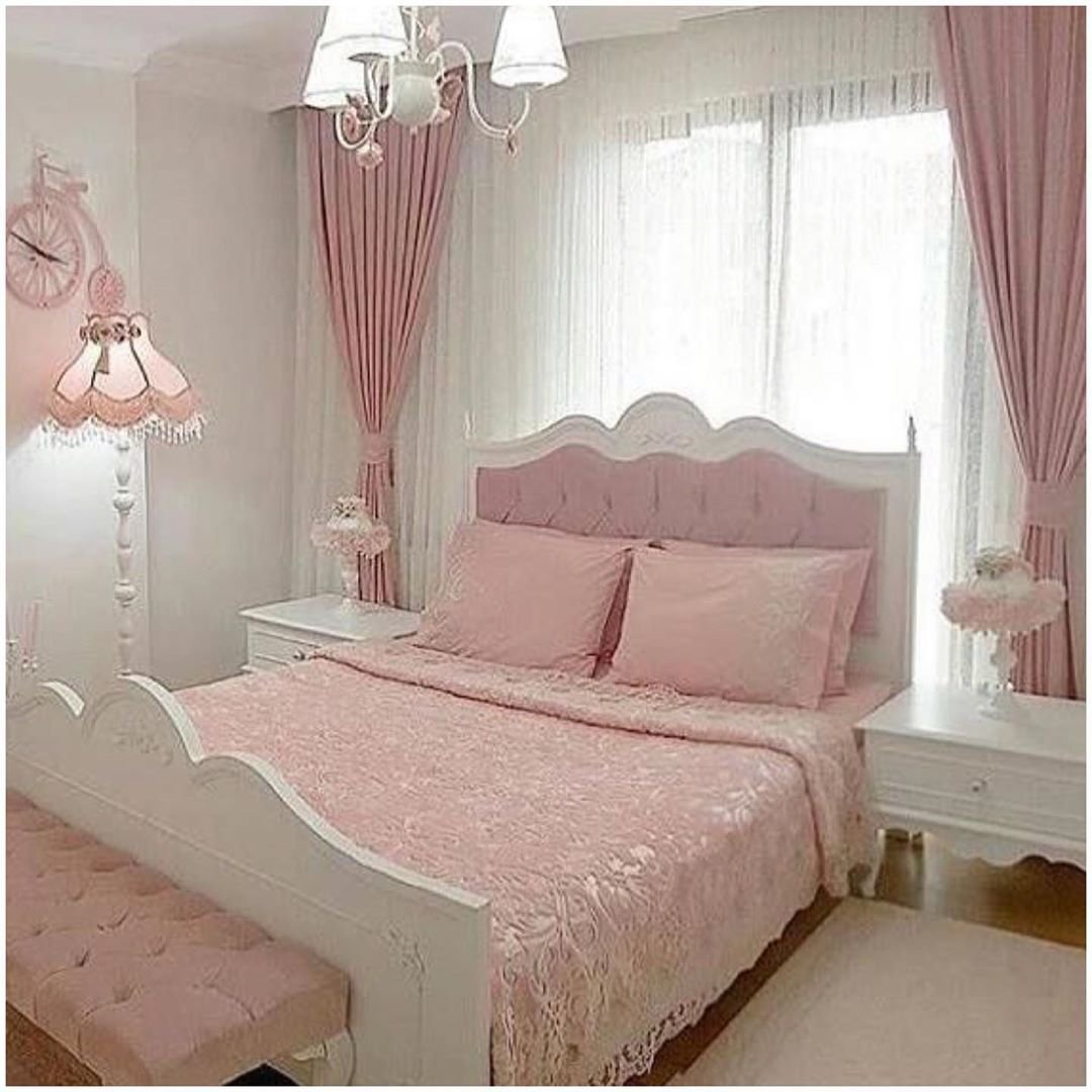 розовые обои белая мебель