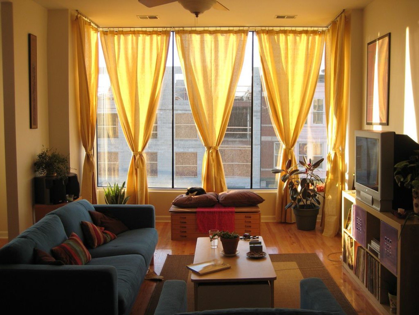 Шторки гостиная. Желтые шторы икеа в интерьере. Желтые шторы в интерьере. Шторы в интерьере гостиной. Желтые шторы в интерьере гостиной.
