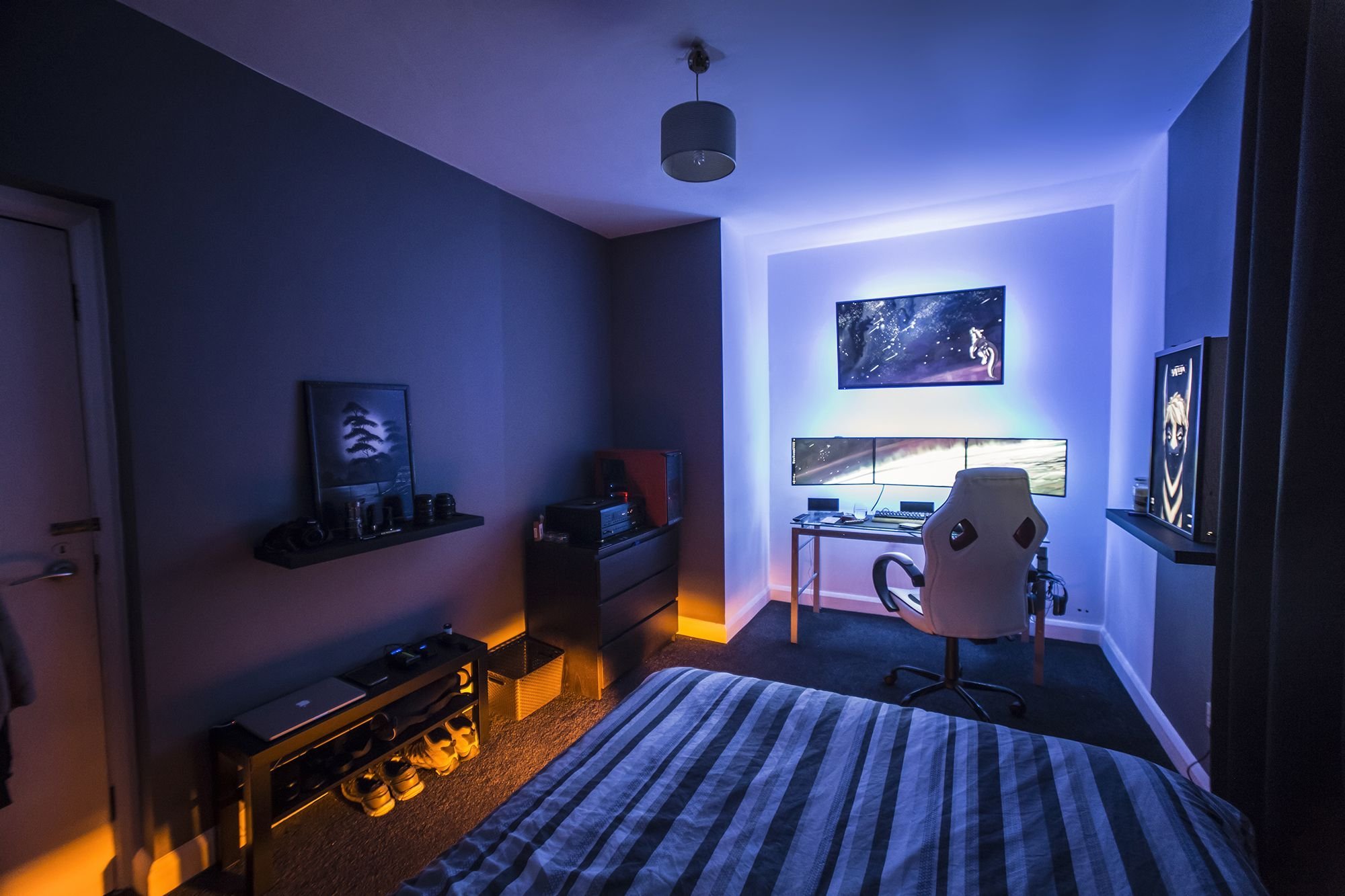 Комната удовлетворения. Геймерская комната с подсветкой. Уютная геймерская комната. Комната с ПК. Комната ночью.