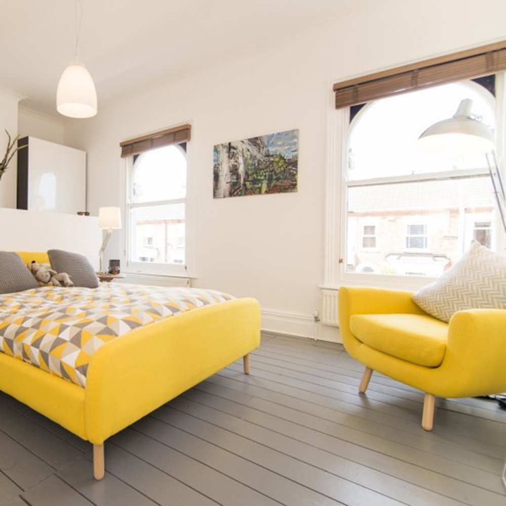 Горчичная кровать. Спальня с желтыми акцентами. Желтая кровать в интерьере. Желтая кровать в интерьере спальни. Спальня в скандинавском стиле с желтым.