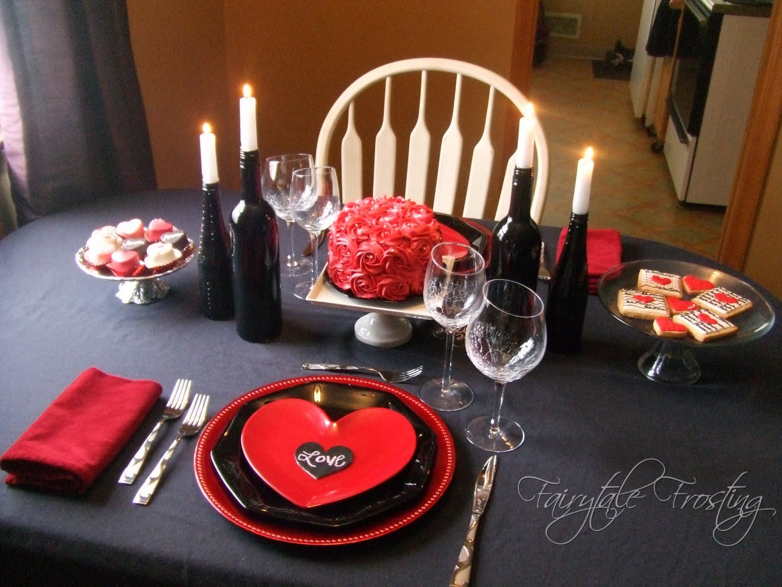 Недорогой ужин на двоих. Стол для романтического ужина. Романтический ужин сервировка. Романтический ужин дома для любимого. Столик для романтического ужина.