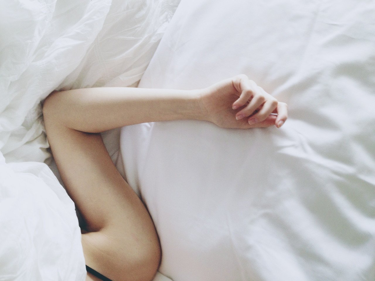 Девушка в кровати под одеялом
