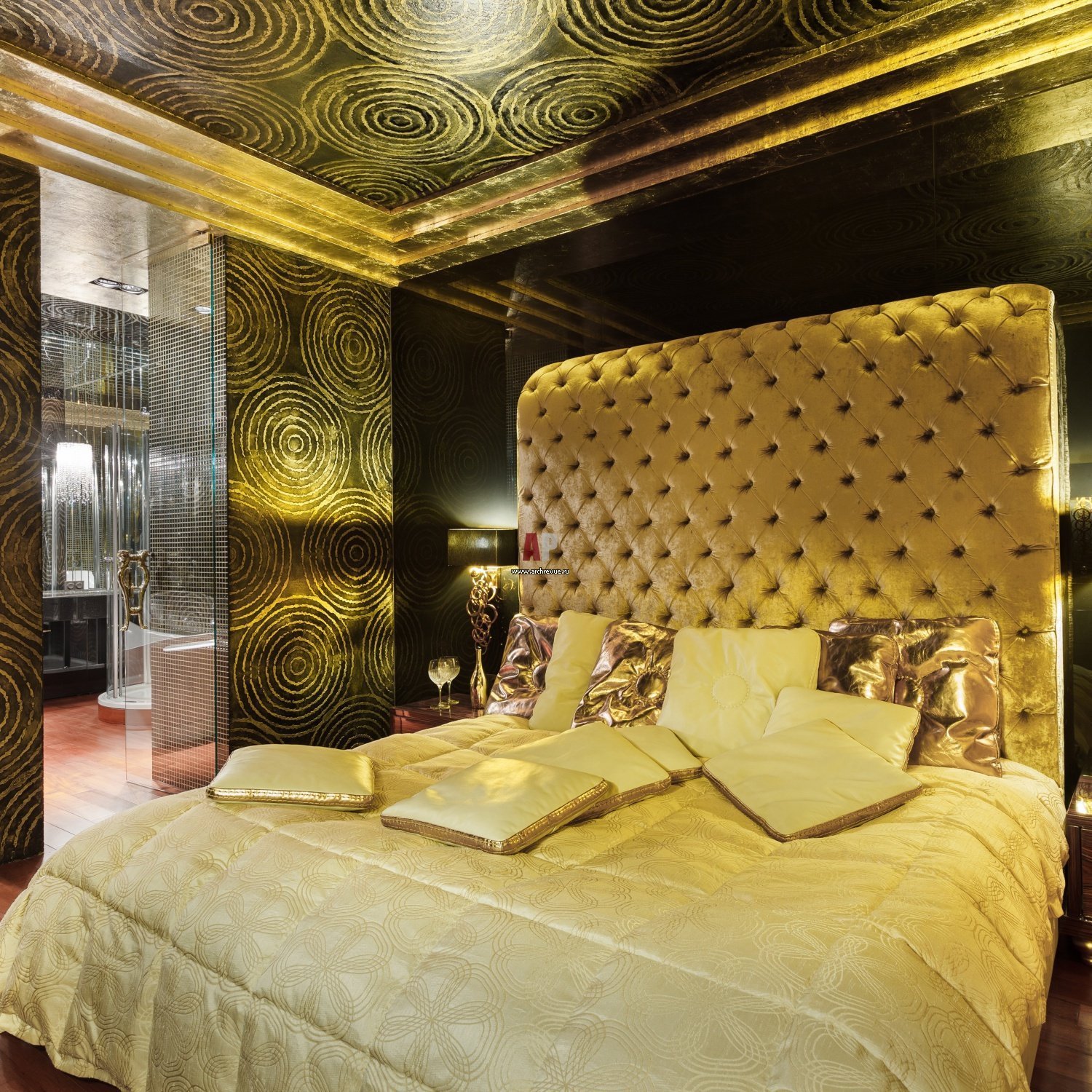 Дом золотого цвета. Спальня интерьер арт деко гостиница. Темная спальня арт деко. Спальня черная с золотом. Спальня в золотистых тонах.