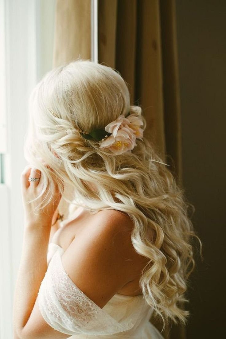Фото с цветами блондинка со спины реальные
