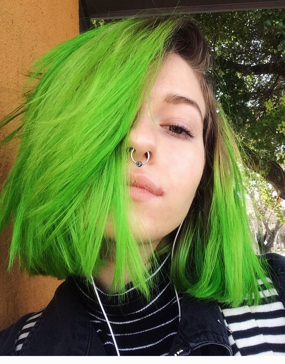 Можно зеленые волосы. Лианель с зелёными волосами из Дрим Тима. Лионель тиктокерша с зелеными волосами.