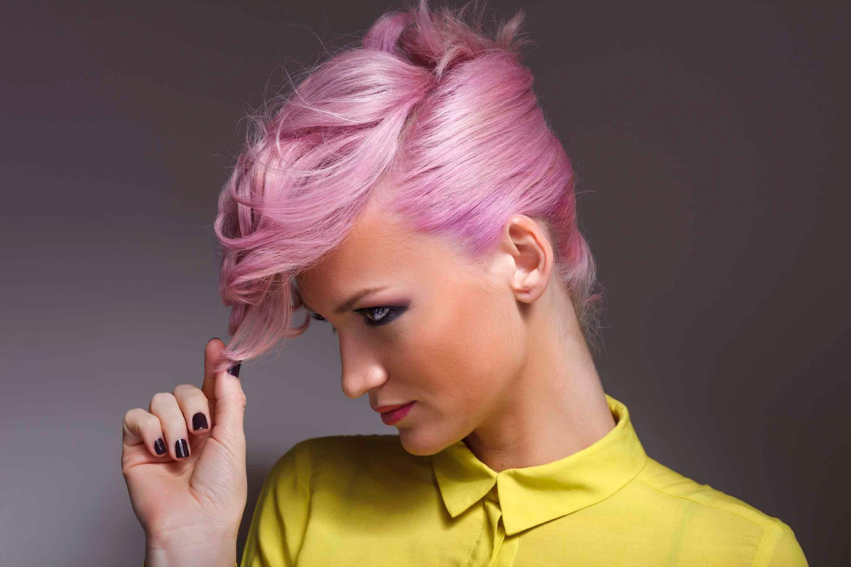 Костюм с розовыми волосами