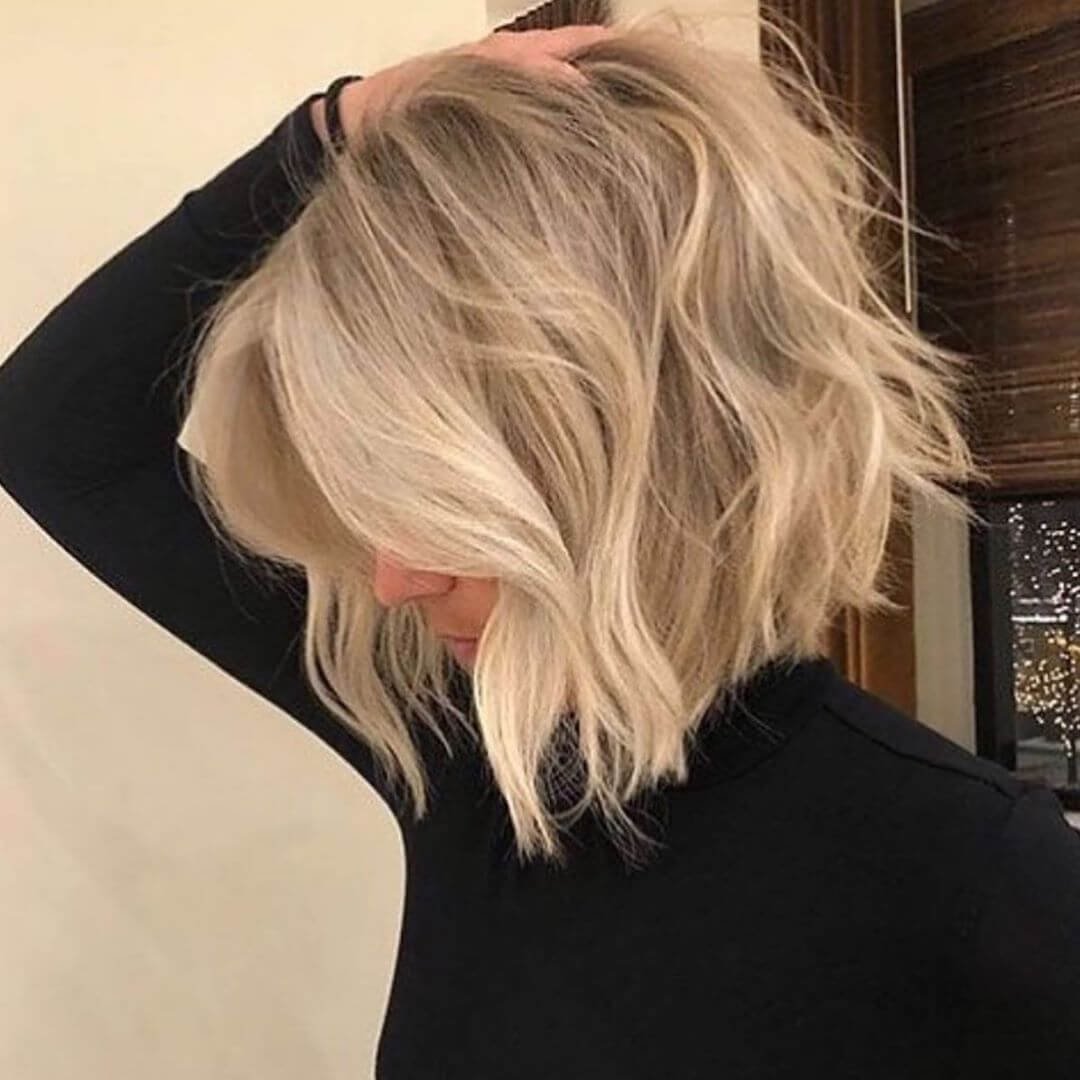 Фото девушки блондинки со спины с короткими волосами