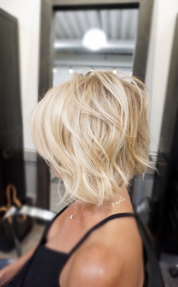 Блондинка с короткими волосами со спины