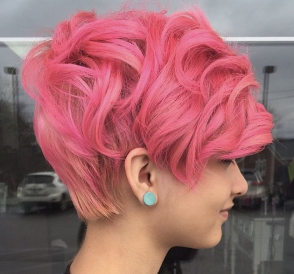 Короткая стрижка розовый. Пикси Хеир. Короткие розовй волосы. Яркие короткие волосы. Ярко розовые волосы короткая стрижка.