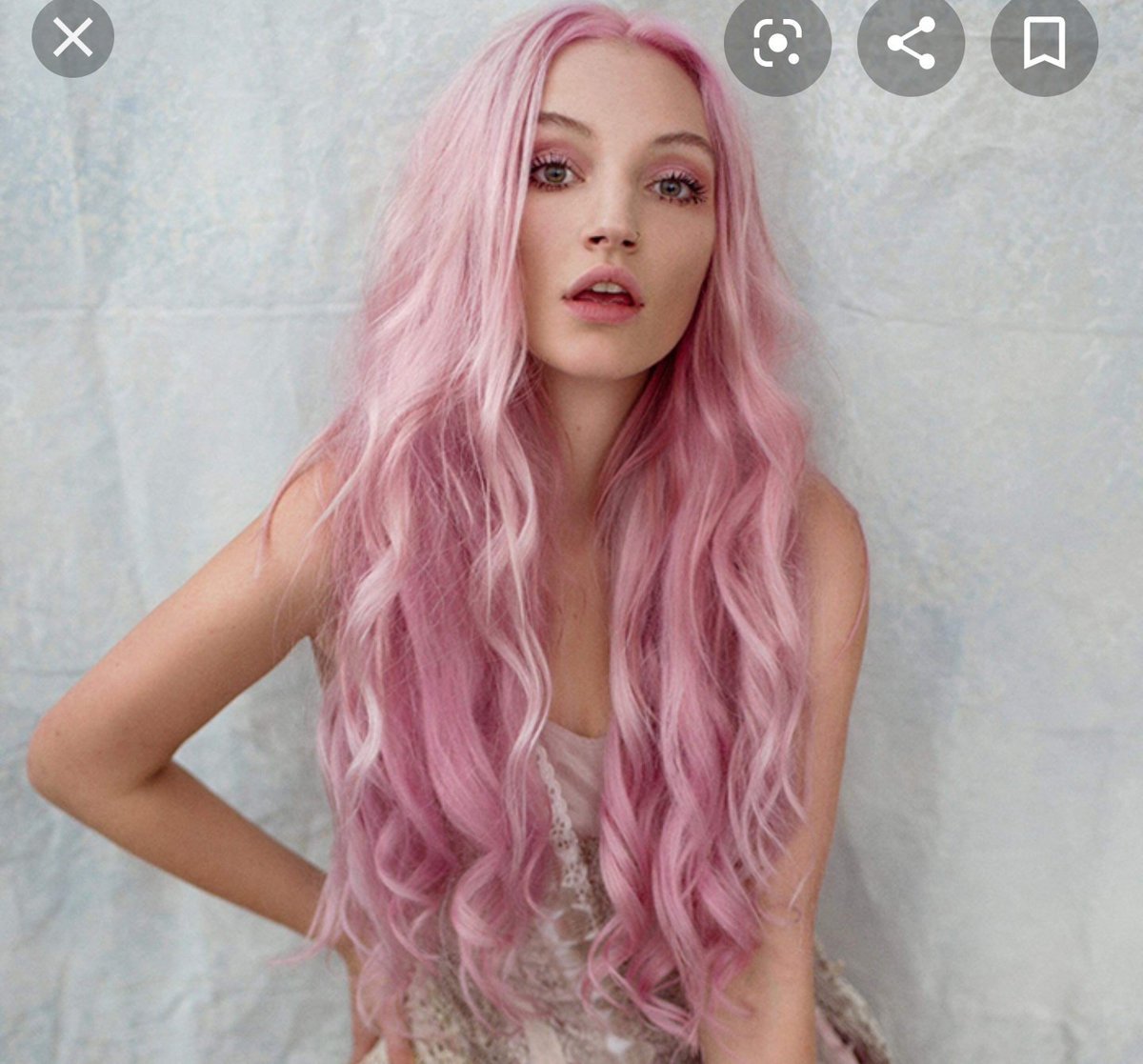 Винтер Джейд с розовыми волосами