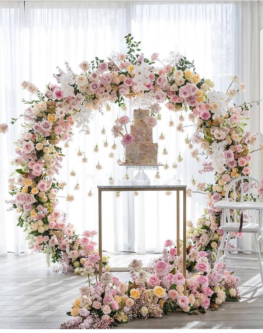 Оформление зала на свадьбу искусственными цветами