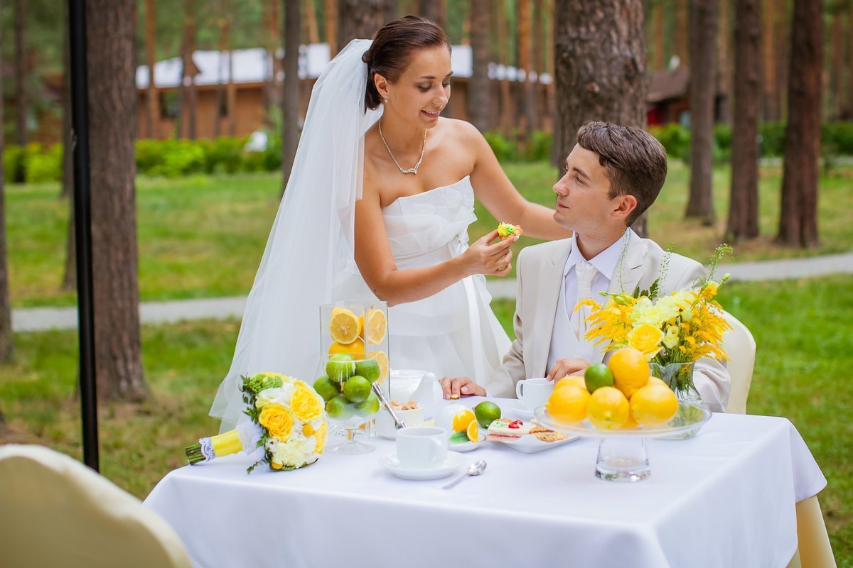 Жених и невеста за столом