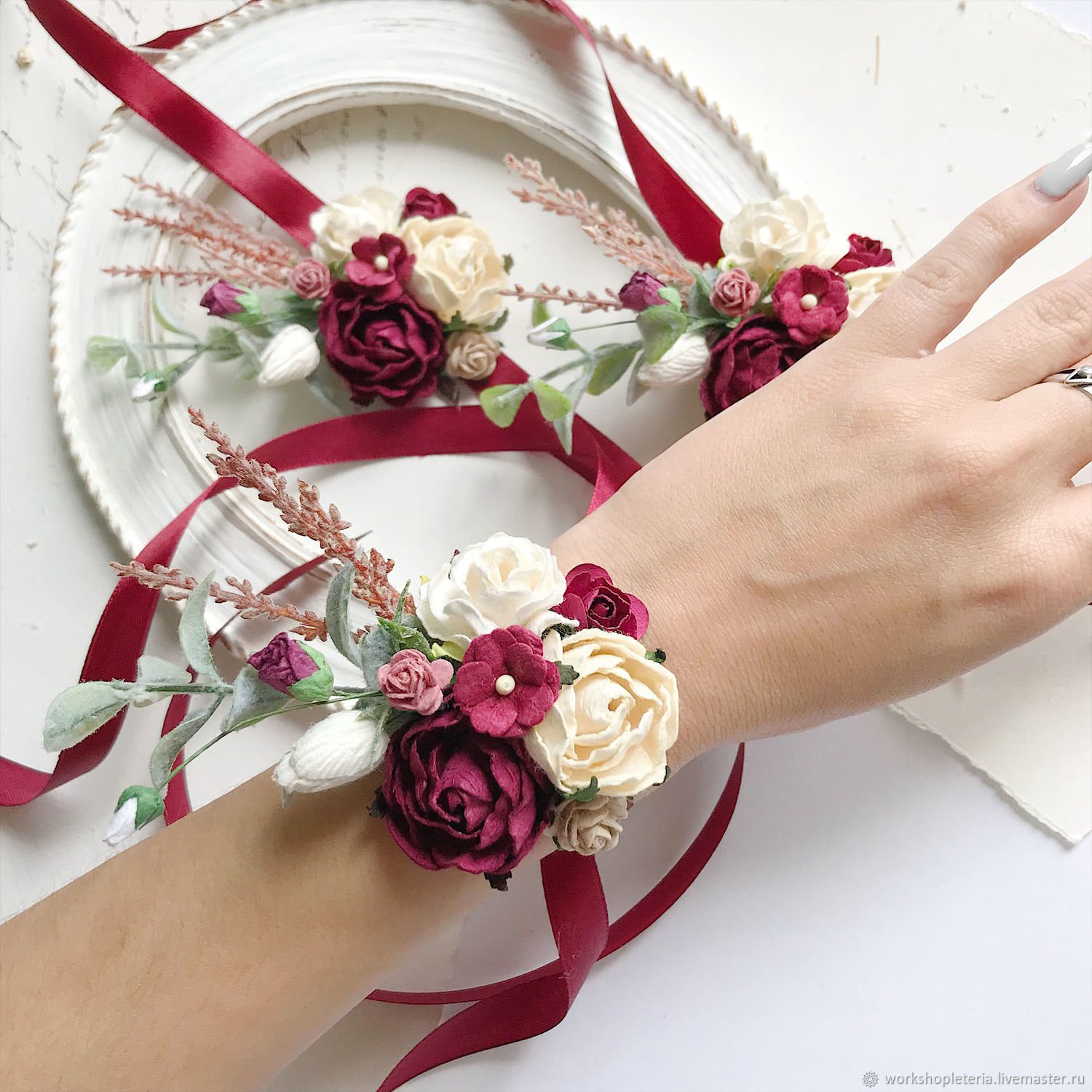 Цветок браслет купить. Браслет для подружек невесты.. Браслеты на руку подружкам невесты. Цветочный браслет на руку. Браслет из цветов на руку.