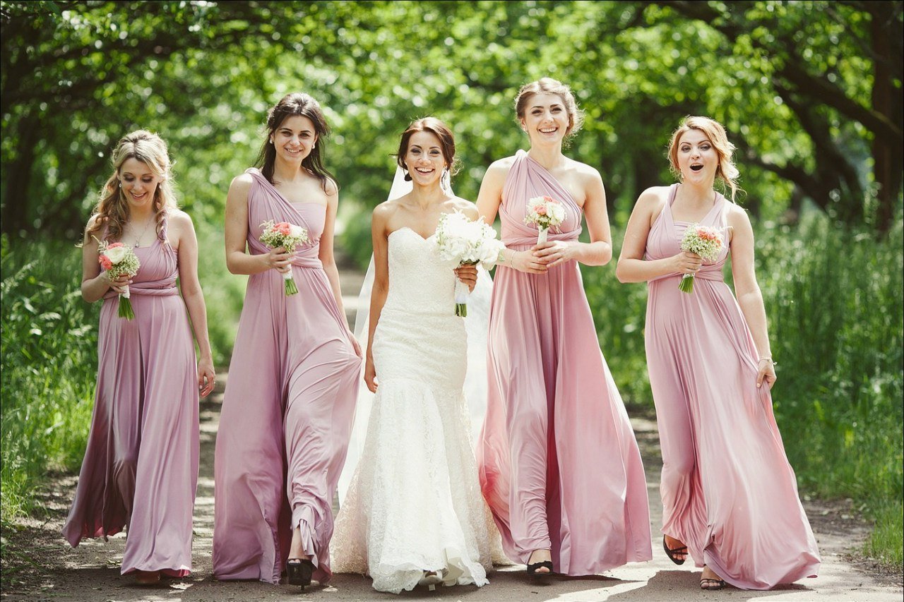 Подружки на свадьбе в одинаковых платьях