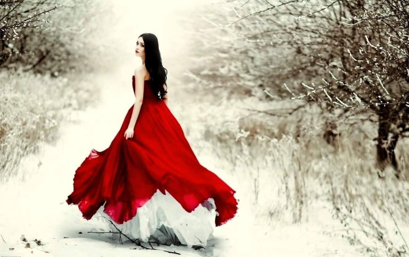 Девушка бегущая в красивом платье