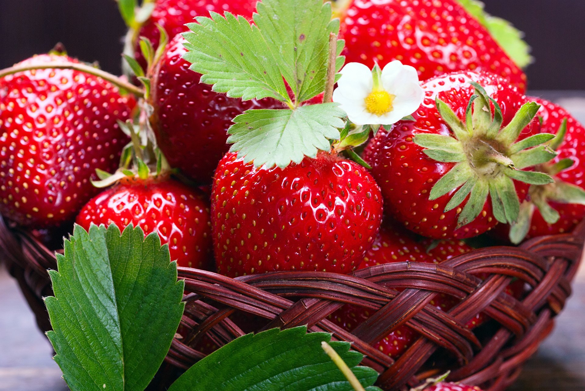 Наслаждение в каждой ягоде: Свежая Клубника