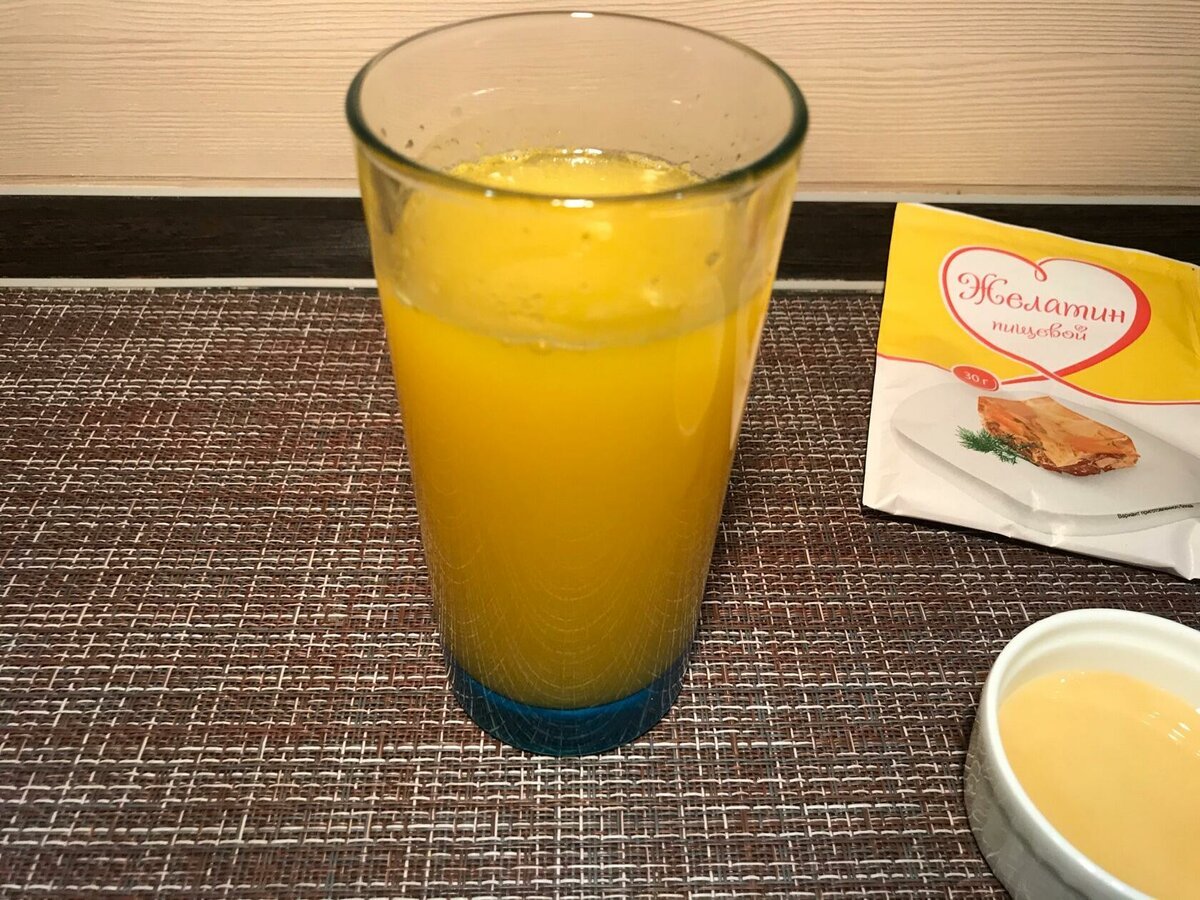 Желейный сок. Желатин с соком. Апельсиновый сок и желатин. Желе в стакане. Желе из апельсинового сока.