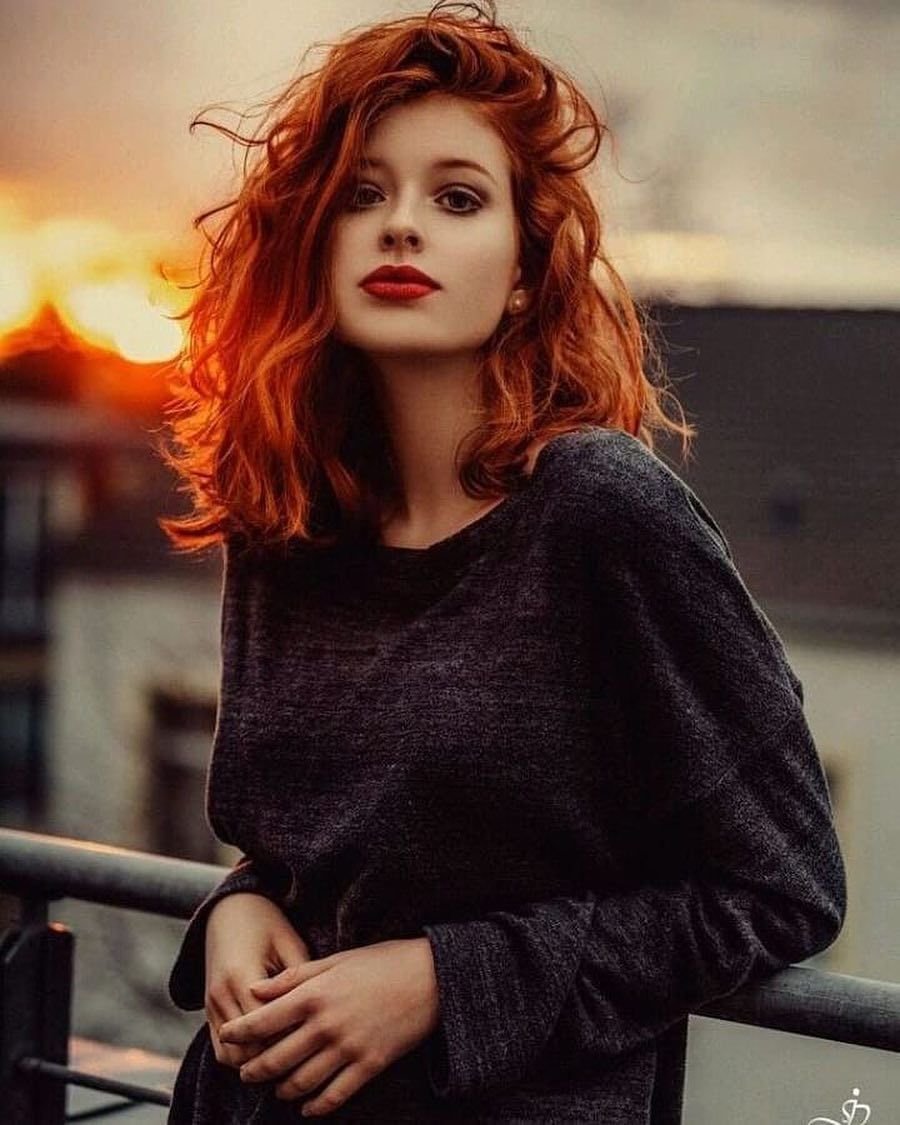 Красивая девушка с рыжими волосами. Рыжеволосая Катрин кюн. Кейт Уинслет рыжая кудрявая.