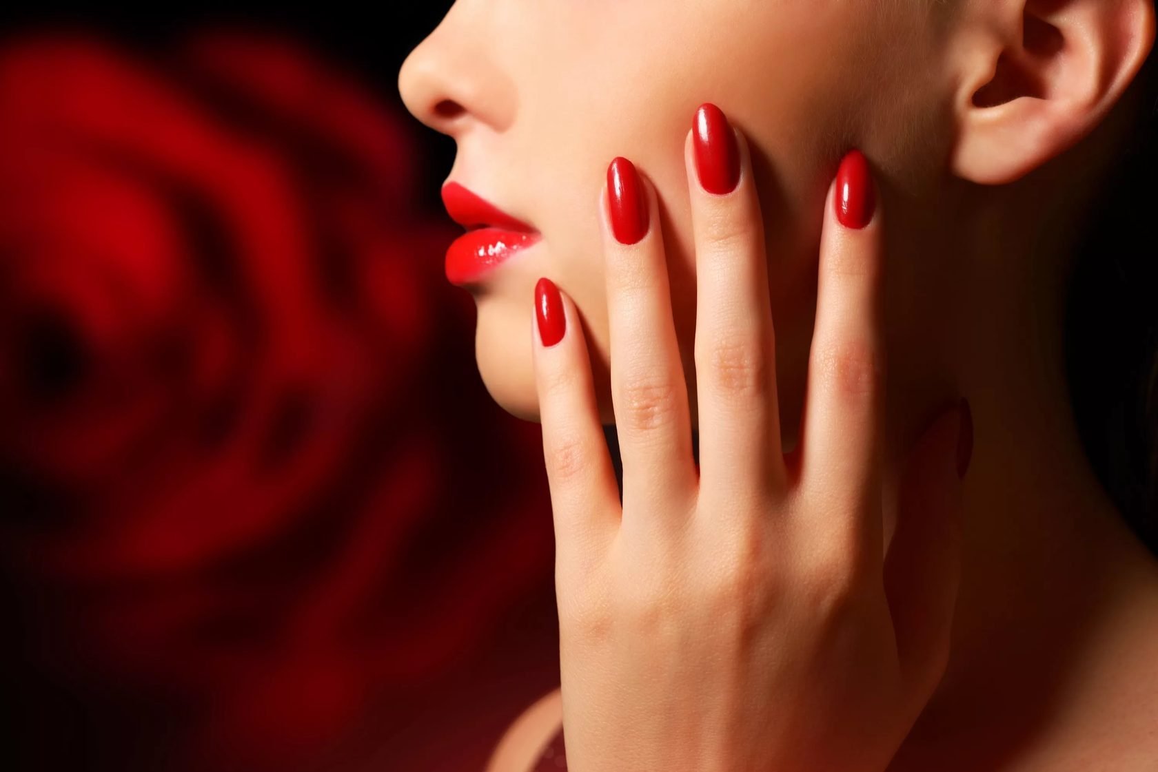 Женщины с длинными красными ногтями