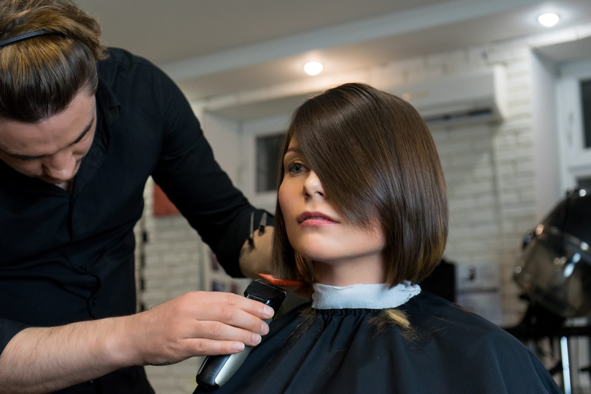 Женщина-парикмахер ищет мужчину для стрижки москва