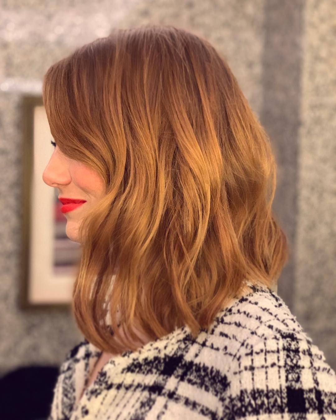 Каре с карамельным цветом волос фото