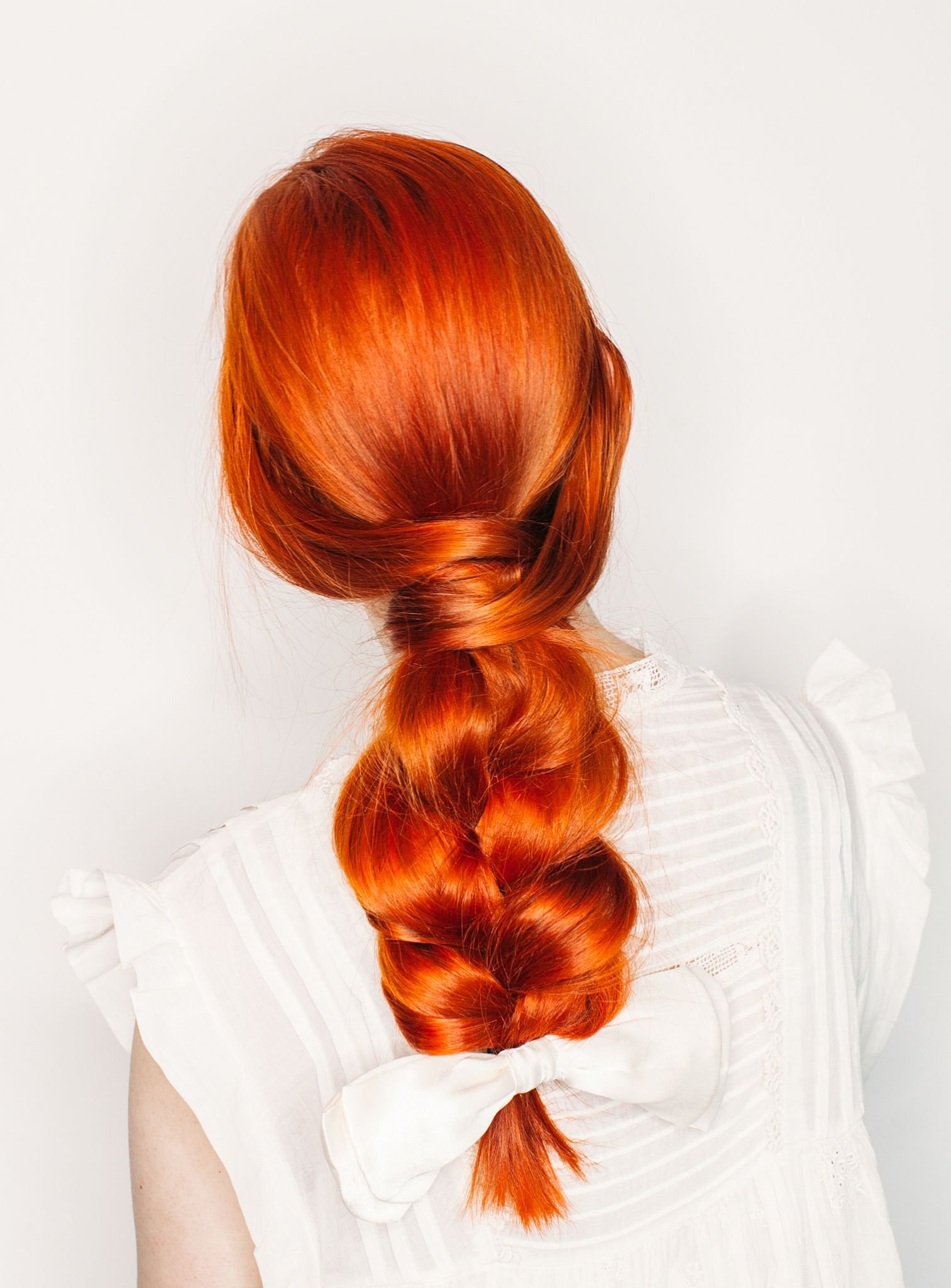 Прически на рыжие волосы средней длины с цветами