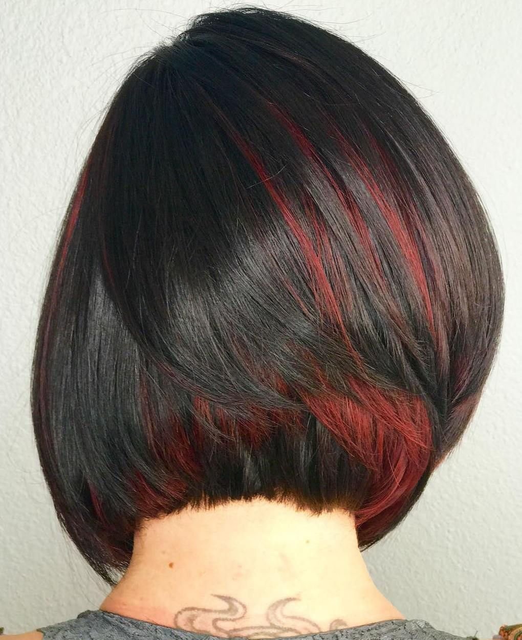 Красные затылки. Чёрный с красным волосы короткие. Темный цвет волос с красными прядями. Окрашивание с красными прядями. Пряди на темных волосах каре.
