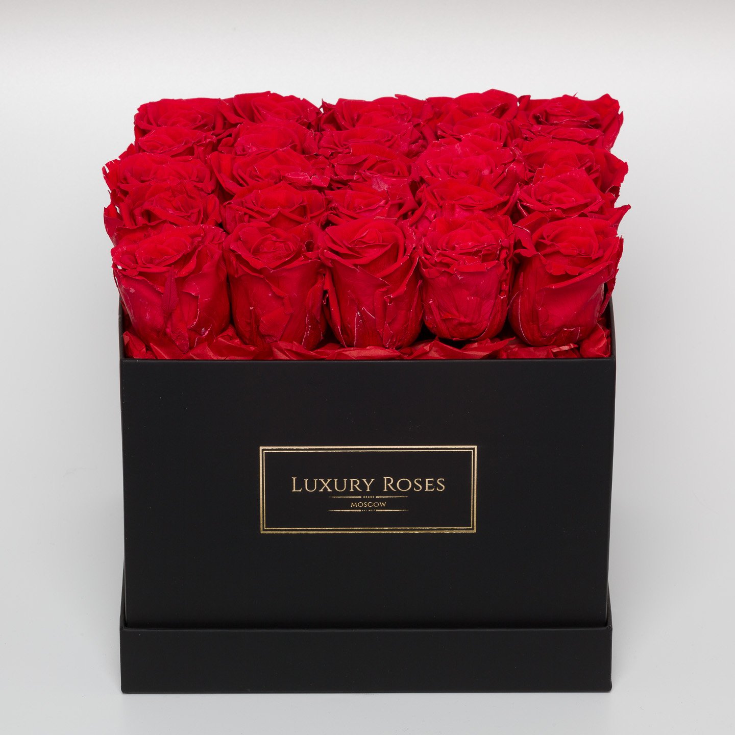 Luxury rose. Черные розы в коробке. Красные розы в черной коробке. Черная коробка с красными розами. Квадратная коробка с розами.