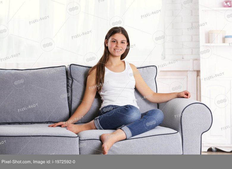 Девушка сидит на леопардовом диване.