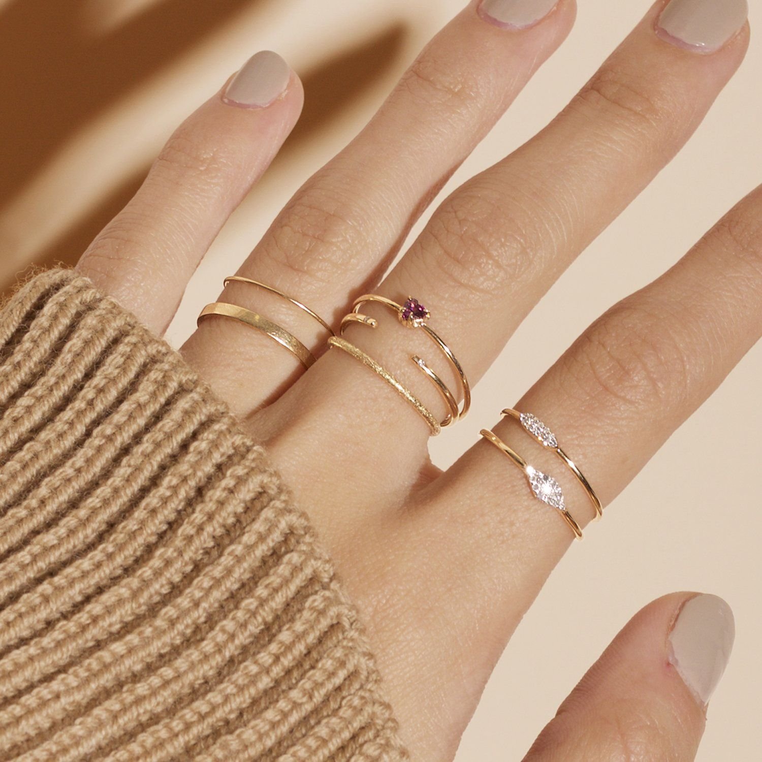 Надеты кольца золотые. Тонкие кольца на пальцах. Несколько колец на руке. Несколько колец на пальце. Модные золотые кольца.