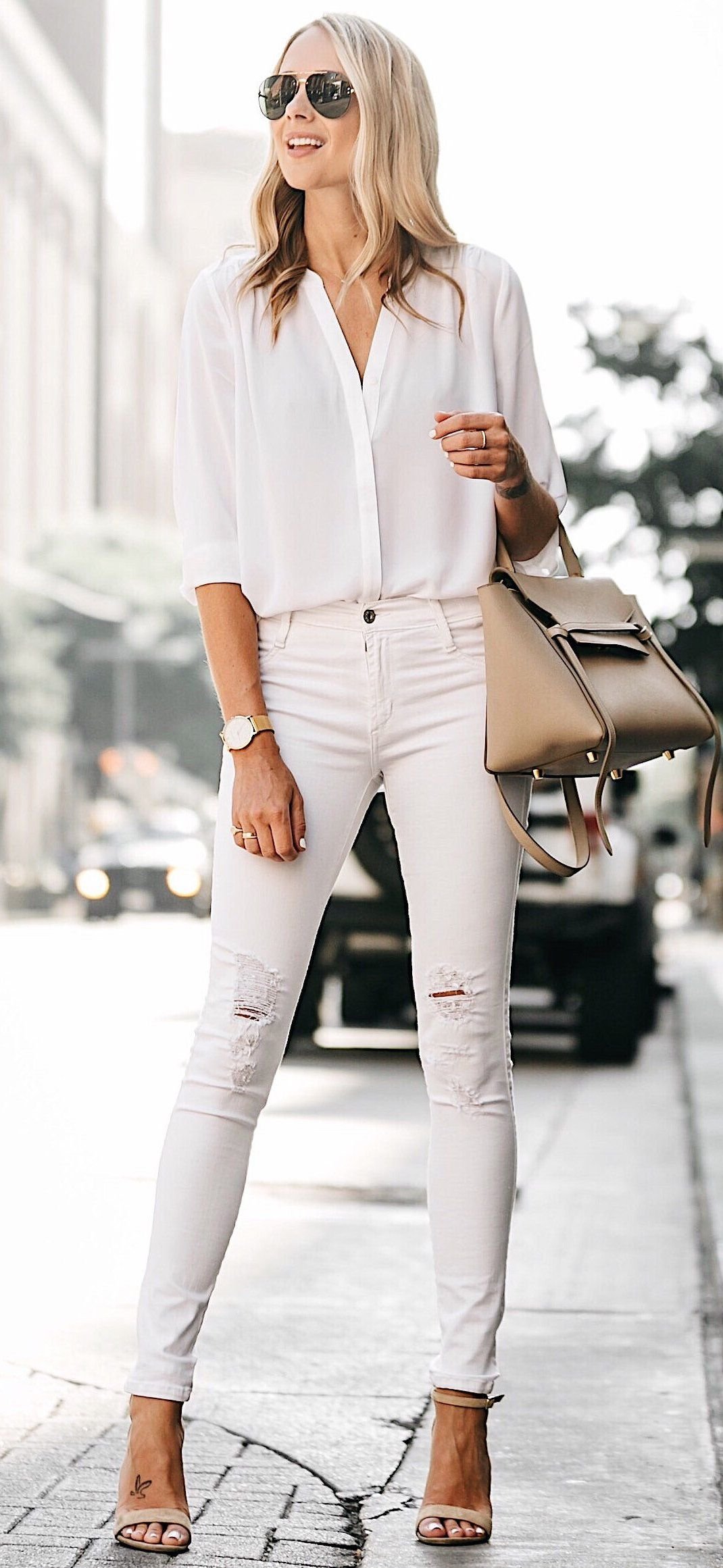 Модные белые джинсы