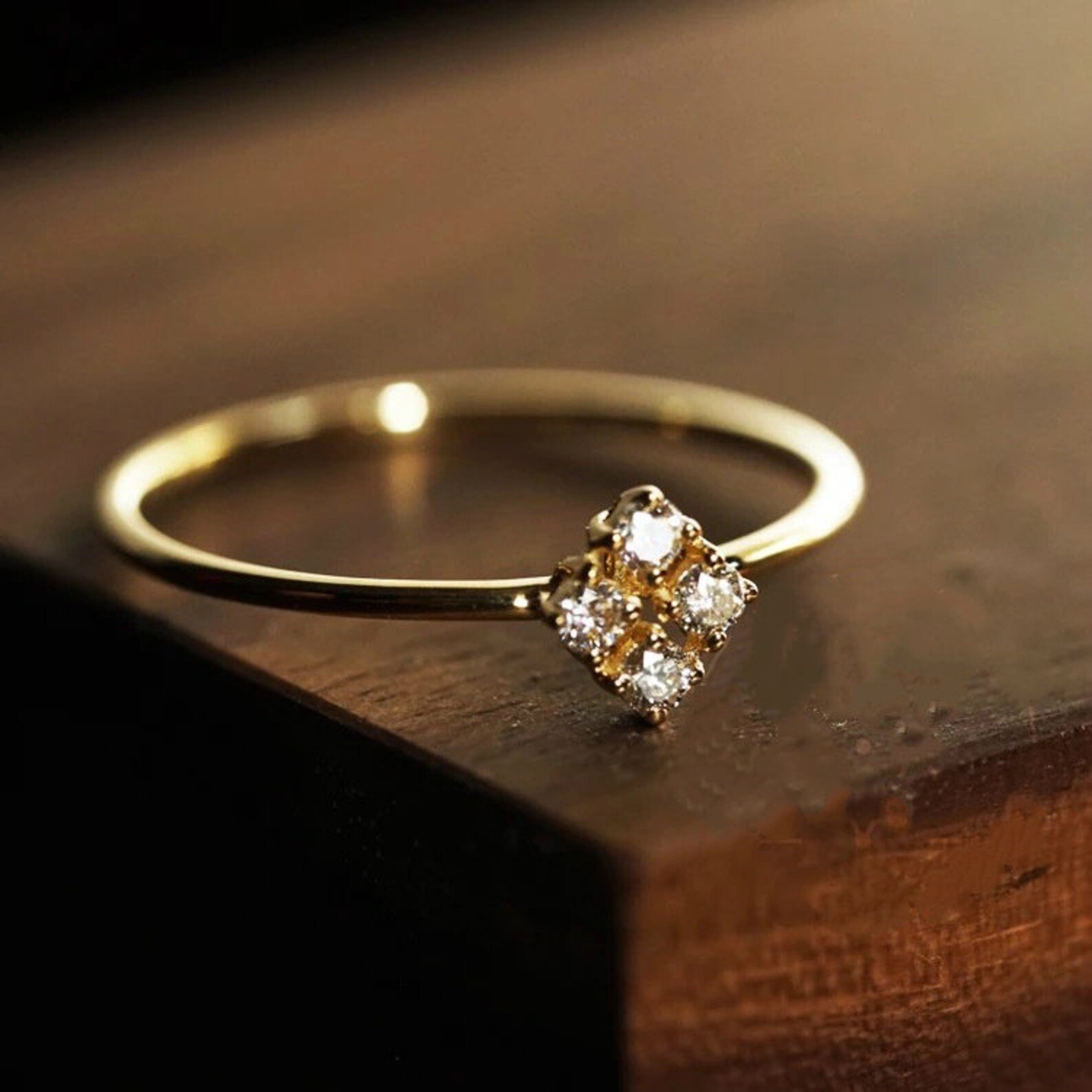 Помолвочное кольцо с фианитом золотое