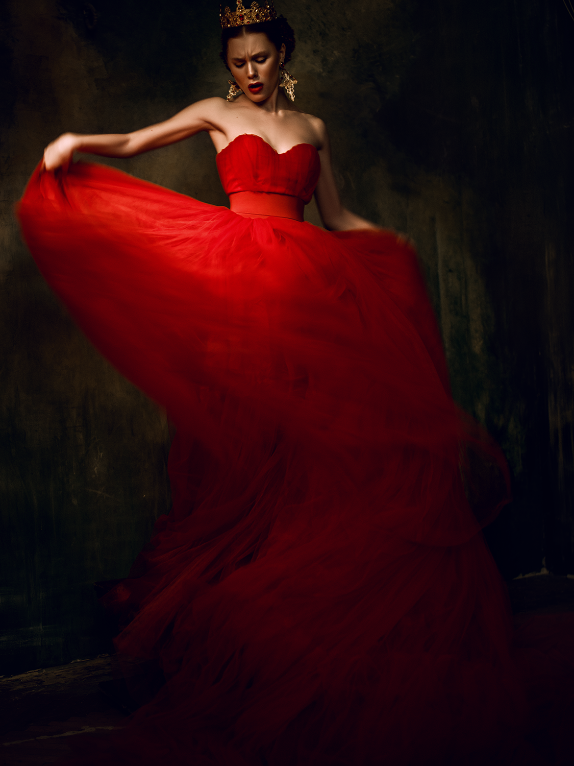 Дениз Байсал в Красном платье. Красивое красное платье. Девушка в Красном. Девушка в платье красивая. Фото девушки в красном платье