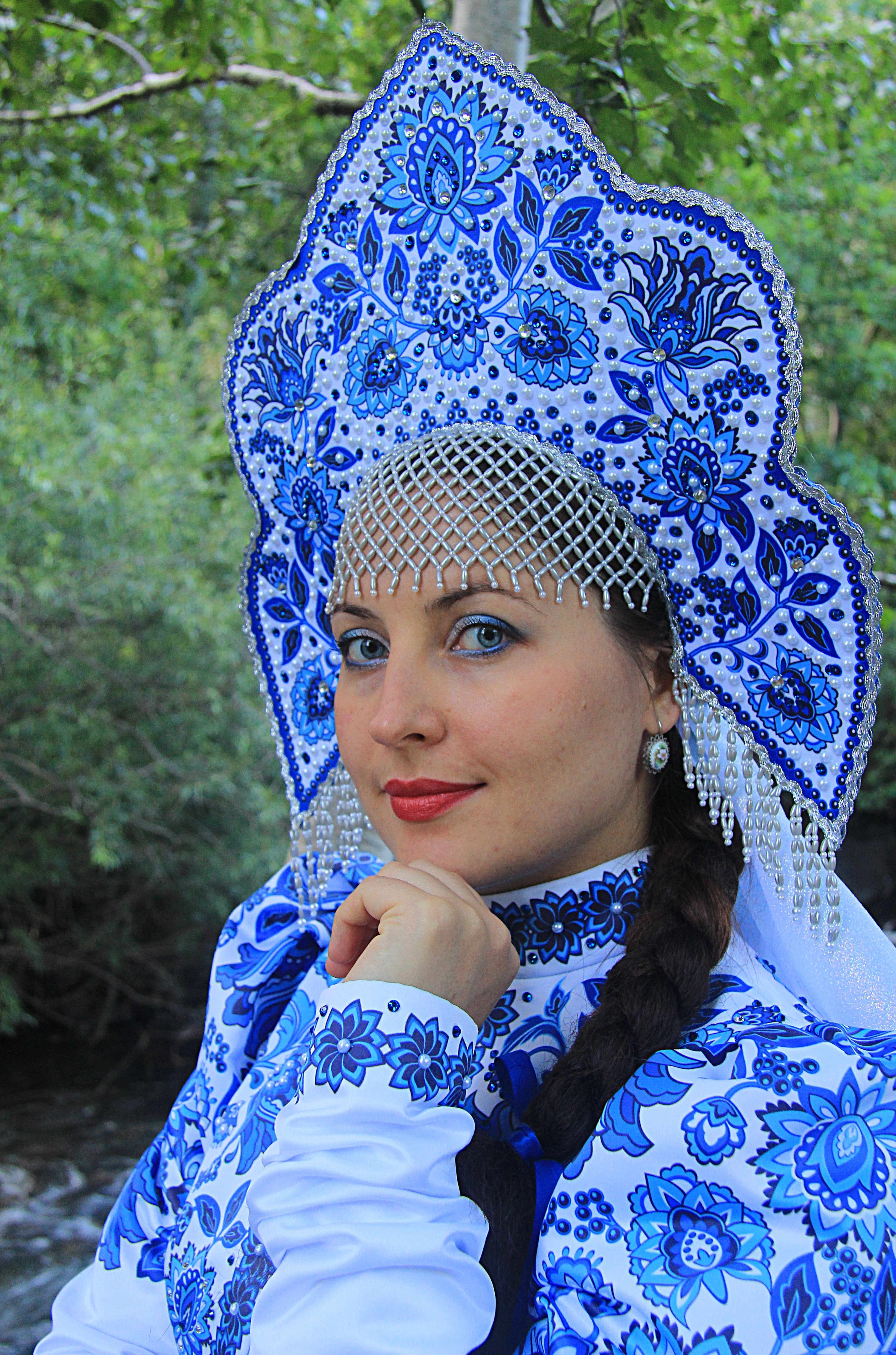 Красивые девушки в русских народных костюмах