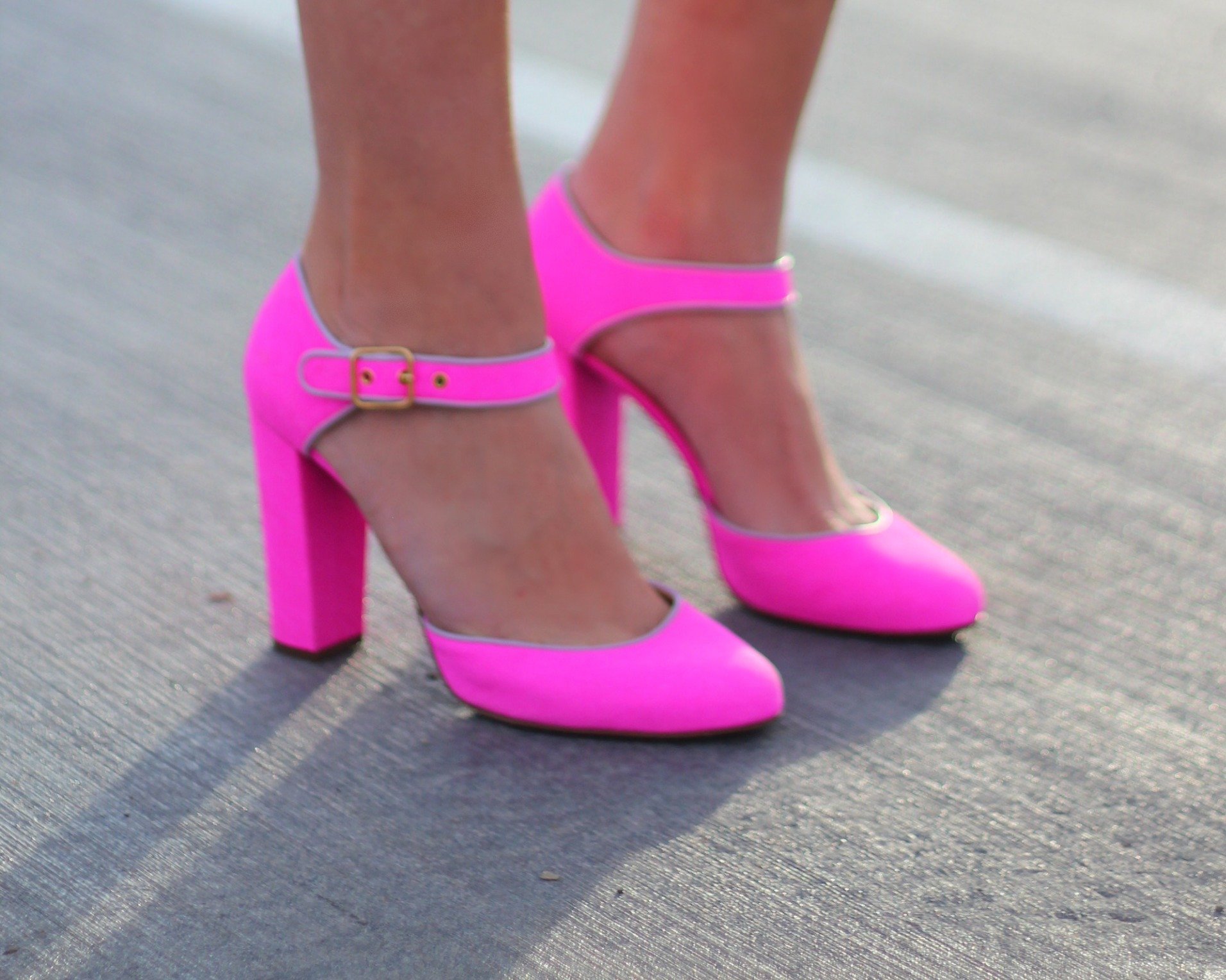 Яркие розовые туфли