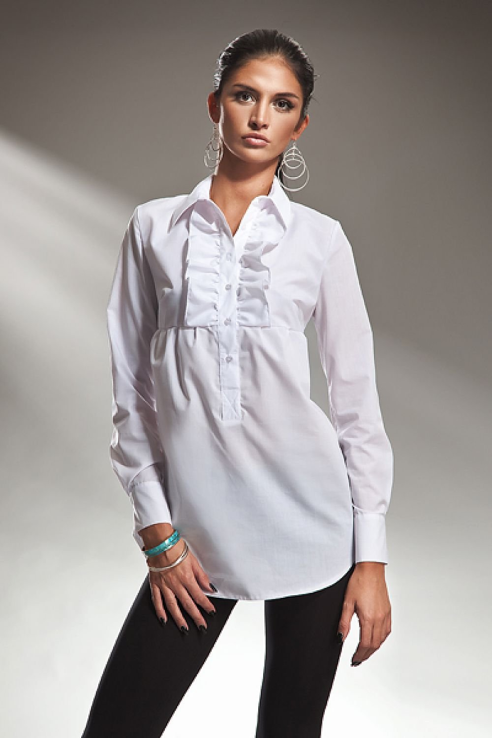 Блузка на выпуск. Рубашка женская. Рубашки женские стильные. Женские блузки и рубашки. Белая рубашка женская.