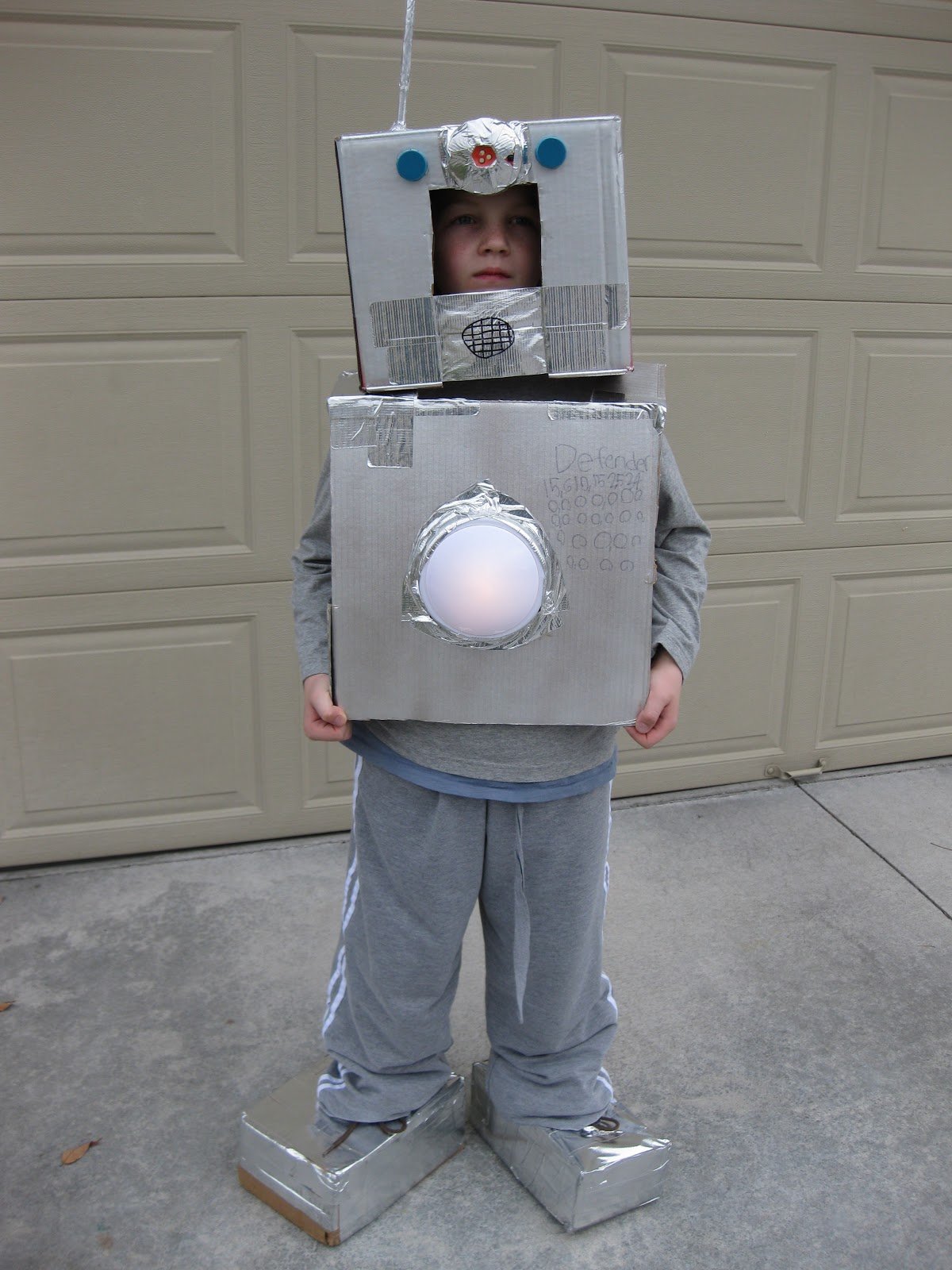 Игра костюм робота. Костюм робота. Костюм робота для мальчика. Костюм робота из коробок. Робот костюм для ребенка.