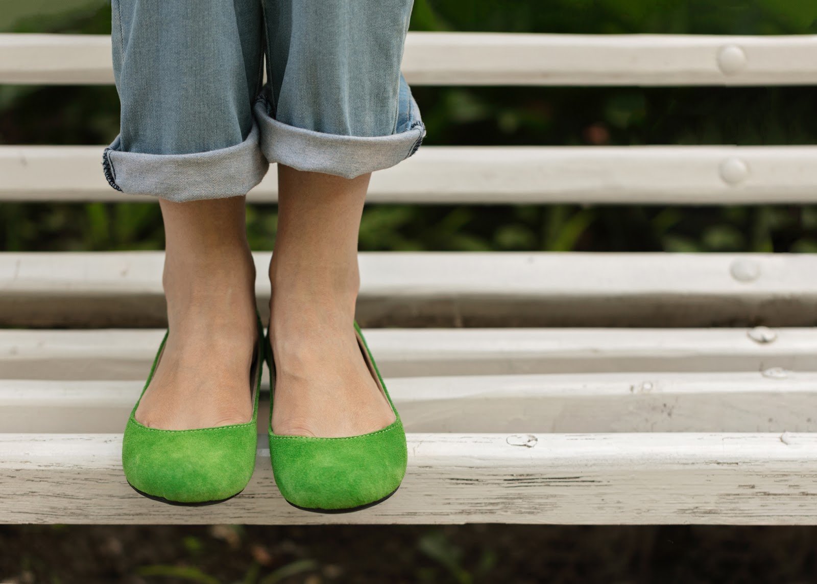 Green legs. Ноги в зеленых туфлях. Зеленые туфли и джинсы. Зеленые туфли ржачные. Зеленые туфли с джинсами.