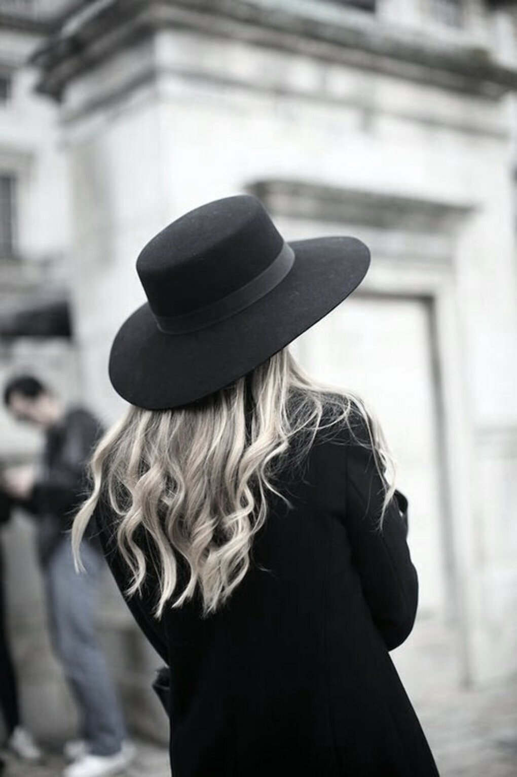 Черное пальто и шляпа. Девушка в шляпе. Красивая блондинка в шляпе. Девушка в черной шляпе. Блондинка в черной шляпе.