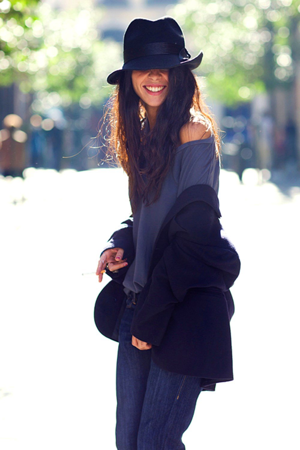 Черное пальто и шляпа. Эммануэль Альт стрит стайл 2021. Девушка в шляпе. Образ с черной шляпой. Девушка в черном пальто и шляпе.