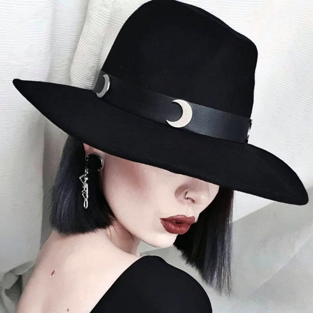 Большие черные шляпы. Черная шляпка. Черная женская шляпа. Шляпка Готическая. Шляпа в готическом стиле.