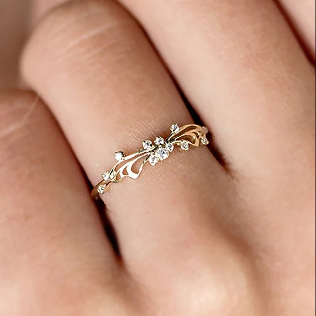 Замужние золотые кольца. Красивые кольца. Кольцо женское. Золотые кольца для девушек. Тонкие кольца.
