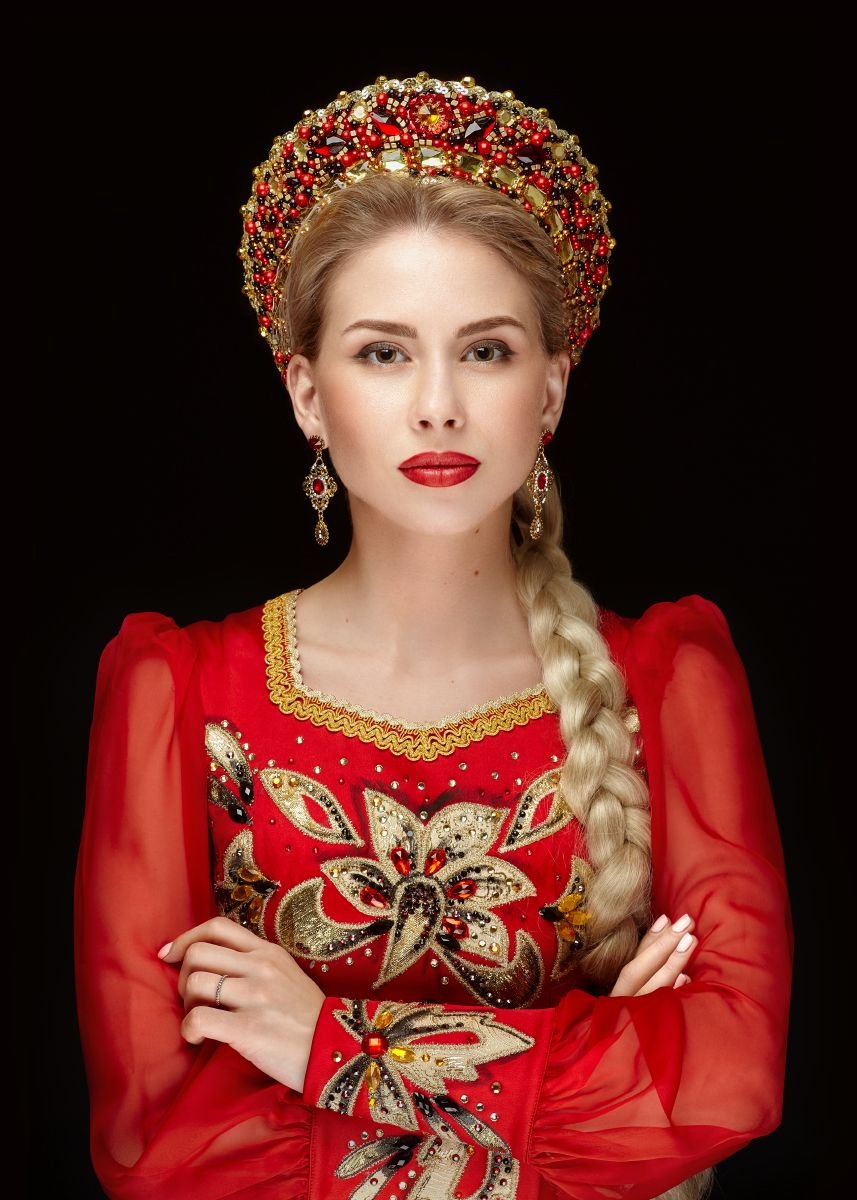 Красивые русские девушки в национальной одежде