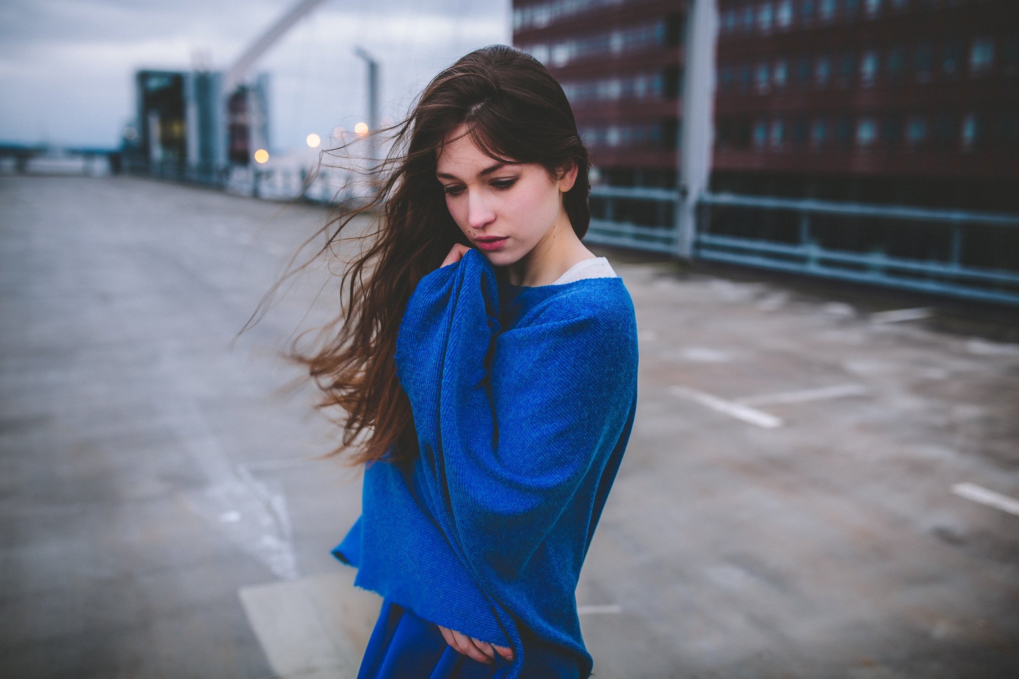 Девушка в синем свитере